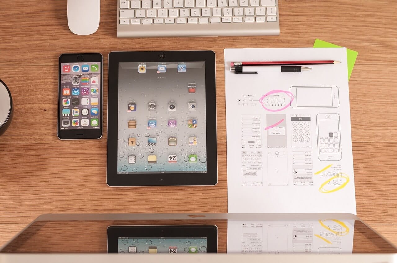 Elementos para optimización del diseño UX: Ordenador de escritorio, portátil, tablet y smartphone.